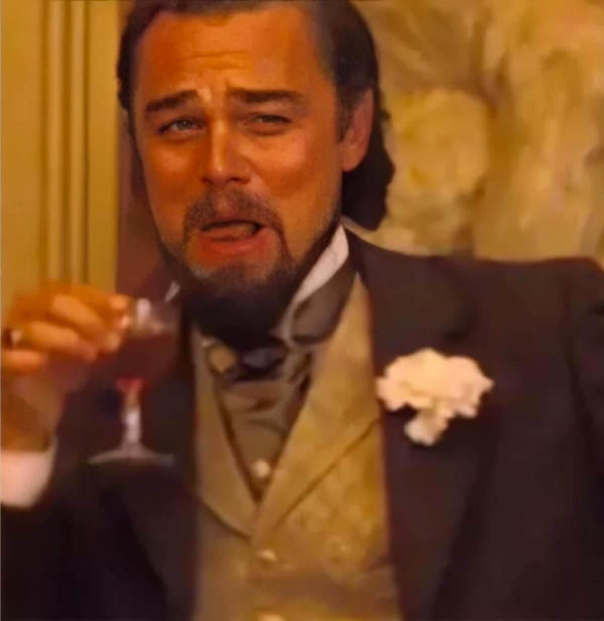 Meme de Leo DiCaprio sosteniendo una copa